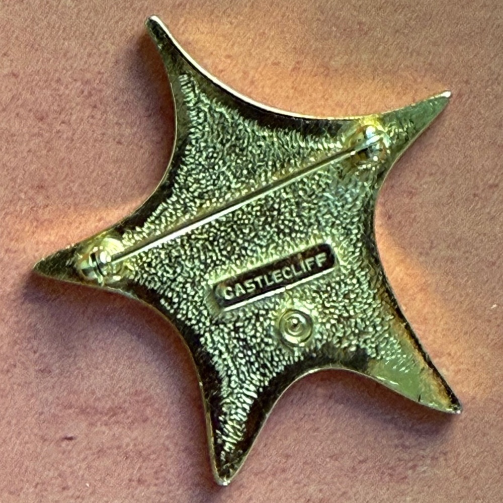 VINTAGE CASTLECLIFF  Red Star Brooch Enamel Polished Gold - Picture 6 of 7